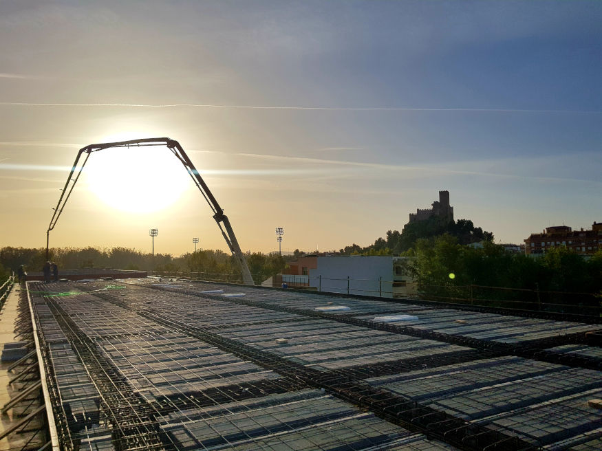 Vista superior del tejado de un edificio en construcción