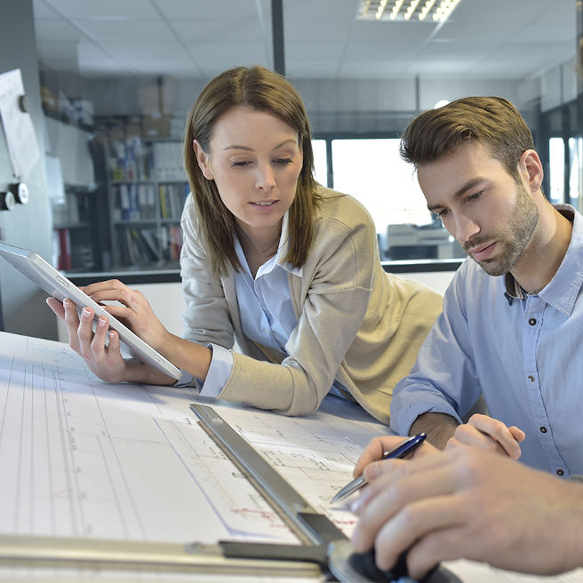 Dos arquitectos trabajando en un proyecto de construcción