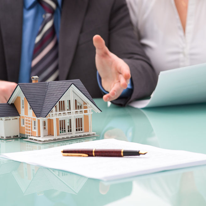Agente promotor enseñando la maqueta de una vivienda