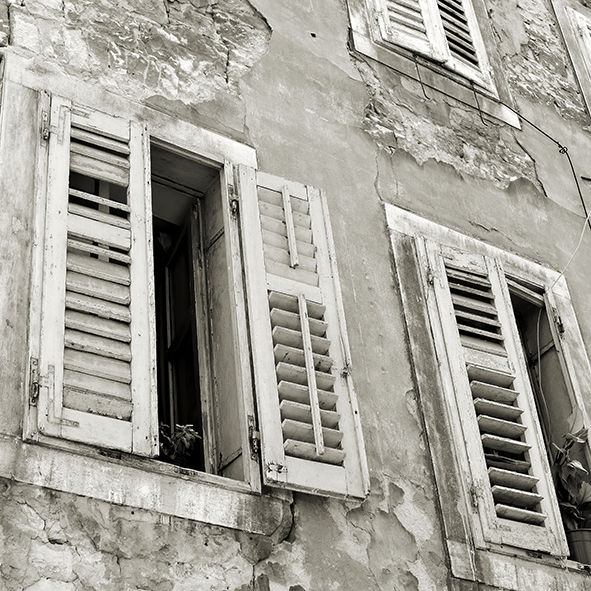 Fachada de un edificio residencial en el casco antiguo de Pula en Croacia